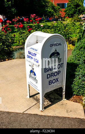 Gazzetta scrutinio Drop Box al di fuori del Tribunale di Corvallis, Oregon Foto Stock