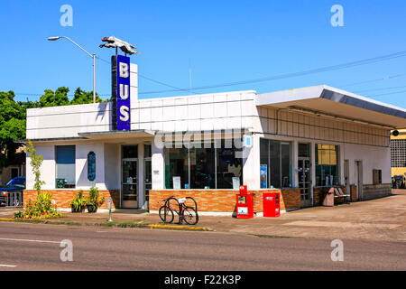 Gli anni cinquanta neon vecchio autobus Greyhound firmare per la stazione degli autobus sulla vecchia strada statale 99W nel centro cittadino di Corvallis, Oregon Foto Stock