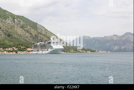 Una lussuosa nave da crociera attraccata a Kotor in Montenegro Foto Stock