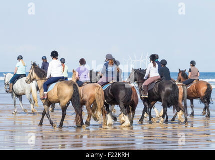 Passeggiate a cavallo sulla spiaggia Saltburn. Saltburn dal mare, North Yorkshire, Inghilterra. Regno Unito Foto Stock