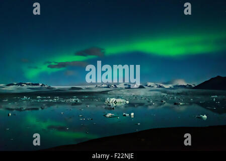 Luci del nord oltre il Jokulsarlon laguna glaciale, Islanda Foto Stock