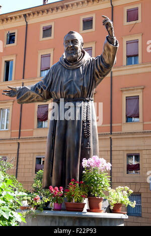 Statua di Padre Pio - Padre Pio, Pio da Pietrelcina - nella Piazza di Porta Saragozza Bologna Italia Foto Stock