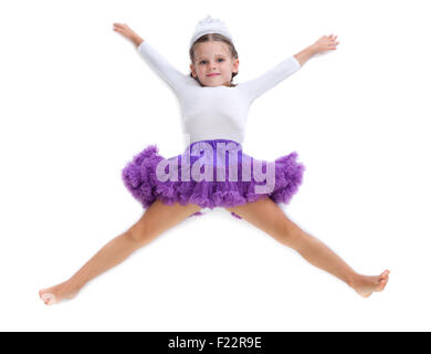 Bambina ballerina sdraiato sul pavimento nella forma di una stella. Isolare il bianco. Foto Stock