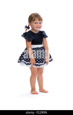 Bambina in una polka dot dress in studio isolato su sfondo bianco. Foto Stock