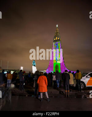 Chiesa Hallgrimskirkja illuminata durante l'inverno festival delle luci, Reykjavik, Islanda Foto Stock