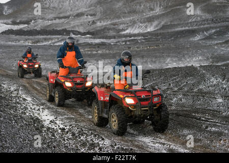Le persone che si divertono sull quad bikes, Grindavik, Islanda Foto Stock