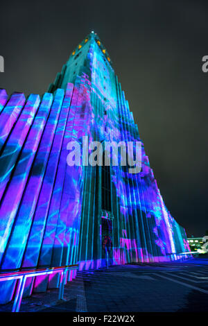 Chiesa Hallgrimskirkja illuminata durante l'inverno festival delle luci, Reykjavik, Islanda Foto Stock