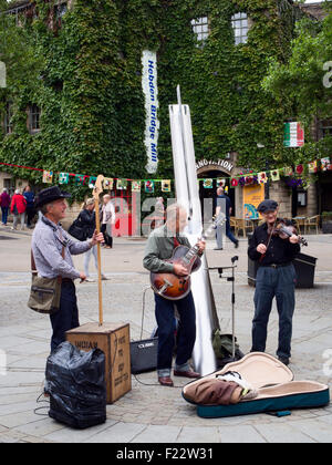 Buskers eseguendo in St Georges Square Hebden Bridge West Yorkshire Inghilterra Foto Stock