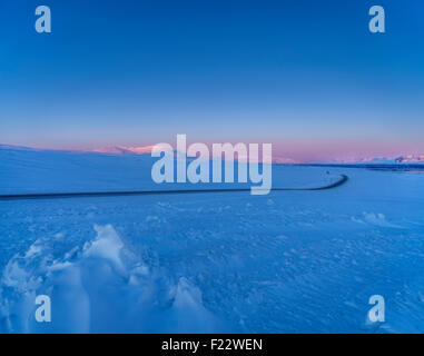 Strada e paesaggio innevato vicino a Thingvellir National Park, Islanda Foto Stock