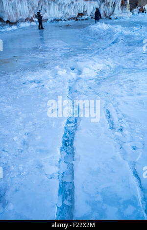Fessure nel lago ghiacciato vicino le grotte di ghiaccio a apostolo Island National Lakeshore, Cornucopia, Bayfield County, Wisconsin, STATI UNITI D'AMERICA Foto Stock