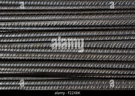 Artistico di barre in acciaio closeup, rinforzo sul sito in costruzione, sfondo modificabile. Cassaforma utilizzata sui siti di costruzione per la stratificazione di calcestruzzo. Foto Stock