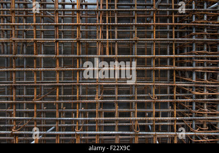 Barre in acciaio rinforzo sul sito in costruzione, la parete verticale, sfondo modificabile. Cassaforma utilizzata per la stratificazione di calcestruzzo. Foto Stock