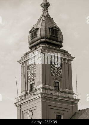 Torre dell'orologio del Castello Reale nella Città Vecchia di Varsavia, Polonia. Effetto seppia. Foto Stock