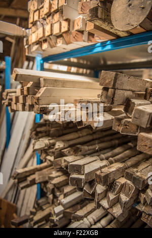 Vecchia architettura degli elementi in legno (per lo più mandrini da scale) presso un cantiere di recupero in East Sussex, Inghilterra, Regno Unito. Foto Stock