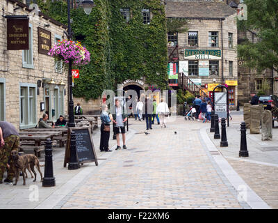 Ponte affollato Gate e St Georges Square in Hebden Bridge West Yorkshire Inghilterra Foto Stock