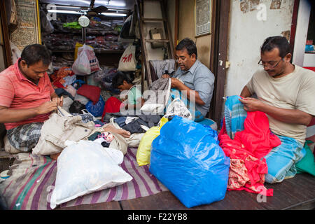 Sarti e darners a lavorare nel loro negozio di Calcutta Foto Stock