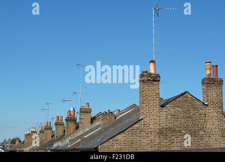 Tetti e comignoli di una terrazza vittoriana a Teddington, Middlesex, Inghilterra Foto Stock