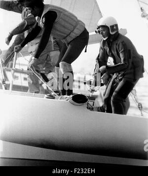 AJAX NEWS PHOTOS - 13TH OCT, 1978. WEYMOUTH, INGHILTERRA. - SPEED WEEK - CATAMARANO AMERICANO A VELA SLINGSHOT INIZIA UN'ALTRA CORSA. SKIPPER E PROPRIETARIO LA MACCHINA FOTOGRAFICA PIÙ VICINA (A DESTRA) È OLIVER CARL THOMAS DI TROY, MICHIGAN, USA. PHOTO:JONATHAN EASTLAND/AJAX REF:SLINGSHOT 1978 Foto Stock