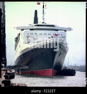 Ajaxnetphoto. maggio 1982, Southampton, Inghilterra. maggio 1982.- troopship - la Cunard liner qe2 subisce una conversione affrettata a Southampton, prima di partire per le isole Falkland. Foto: Jonathan eastland/AJAX. RIF: hdd lin qe 82 CN8 Foto Stock