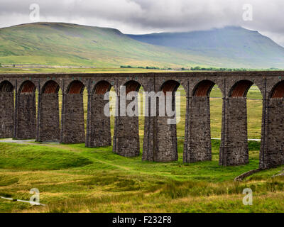 Gli archi del viadotto Ribblehead con Ingleborough avvolto nella nube Yorkshire Dales Inghilterra Foto Stock