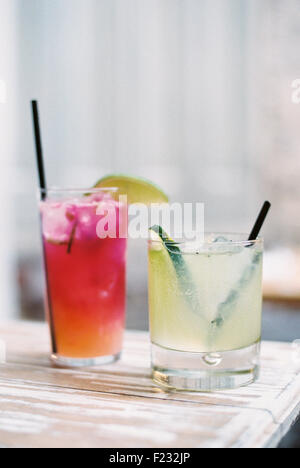 Due bicchieri di bevande raffreddate con cannucce e condimenti. La limonata e tè freddo. Foto Stock