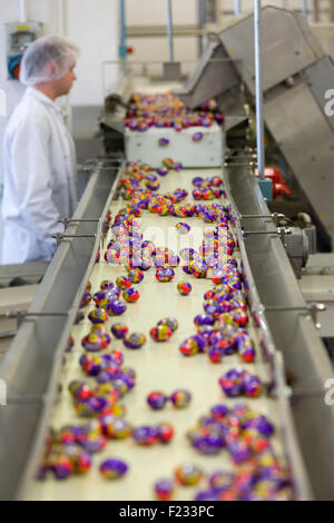 Regno Unito, Bournville : un lavoratore ispeziona la fine della linea di produzione per la Cadbury Creme uova in Bournville il 4 aprile 2 Foto Stock