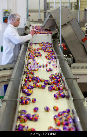 Regno Unito, Bournville : un lavoratore ispeziona la fine della linea di produzione per la Cadbury Creme uova in Bournville. Foto Stock