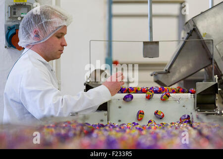 Regno Unito, Bournville : un lavoratore ispeziona la fine della linea di produzione per la Cadbury Creme uova in Bournville. Foto Stock