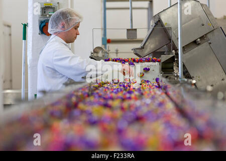 Regno Unito, Bournville : un lavoratore ispeziona la fine della linea di produzione per la Cadbury Creme uova in Bournville. Foto Stock