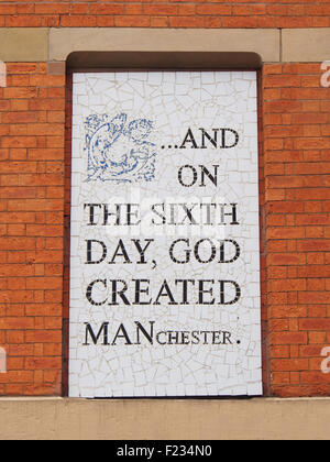 Uno dei numerosi mosaici sui muri di Afflecks Palace il mercato coperto, Manchester, Regno Unito, dall'artista locale Mark Kennedy. Foto Stock