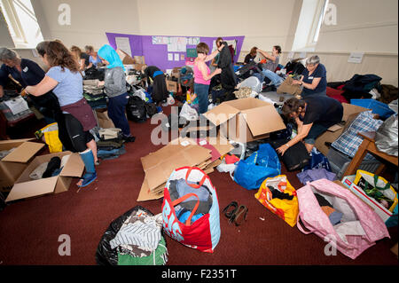 Exeter, Regno Unito. Decimo Sep, 2015. Volontari vestiti di smistamento durante la Exeter Calais raccolta di solidarietà per i rifugiati che vivono nella 'giungla' refguee camp in Calais Credito: Clive Chilvers/Alamy Live News Foto Stock