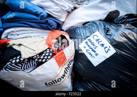 Exeter, Regno Unito. Decimo Sep, 2015. Donato i vestiti, classificati, imballati e marcata durante la Exeter Calais raccolta di solidarietà per i rifugiati che vivono nella 'giungla' refguee camp in Calais Credito: Clive Chilvers/Alamy Live News Foto Stock