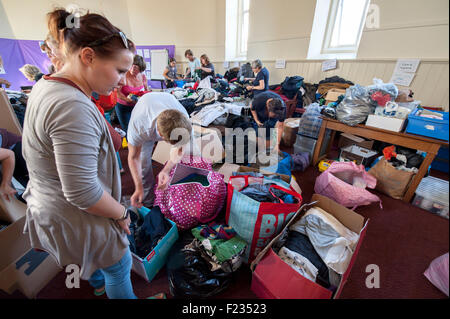 Exeter, Regno Unito. Decimo Sep, 2015. Volontari sacchetti di ordinamento degli indumenti durante la Exeter Calais raccolta di solidarietà per i rifugiati che vivono nella 'giungla' refguee camp in Calais Credito: Clive Chilvers/Alamy Live News Foto Stock