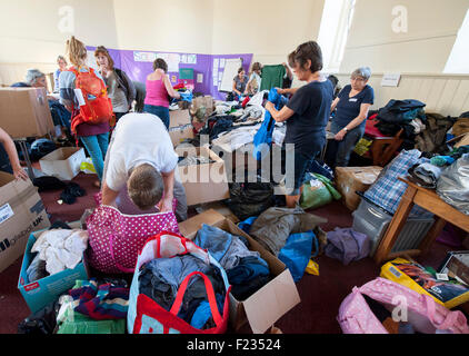 Exeter, Regno Unito. Decimo Sep, 2015. Volontari sacchetti di ordinamento delle donazioni di indumenti durante la Exeter Calais raccolta di solidarietà per i rifugiati che vivono nella 'giungla' refguee camp in Calais Credito: Clive Chilvers/Alamy Live News Foto Stock