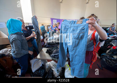 Exeter, Regno Unito. Decimo Sep, 2015. Controllo dei pantaloni durante la Exeter Calais raccolta di solidarietà per i rifugiati che vivono nella 'giungla' refguee camp in Calais Credito: Clive Chilvers/Alamy Live News Foto Stock