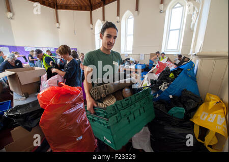 Exeter, Regno Unito. Decimo Sep, 2015. Stivali da pioggia essendo portati fuori durante la Exeter Calais raccolta di solidarietà per i rifugiati che vivono nella 'giungla' refguee camp in Calais Credito: Clive Chilvers/Alamy Live News Foto Stock