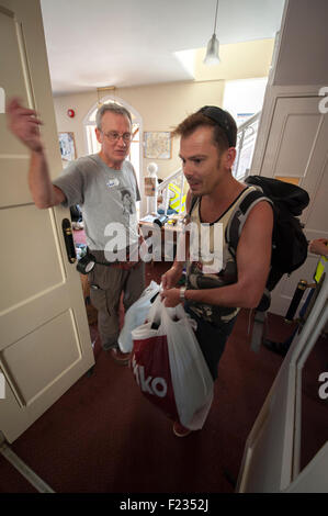 Exeter, Regno Unito. Decimo Sep, 2015. Un membro del pubblico arriva con donato indumenti durante la Exeter Calais raccolta di solidarietà per i rifugiati che vivono nella 'giungla' refguee camp in Calais Credito: Clive Chilvers/Alamy Live News Foto Stock