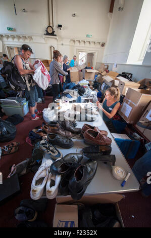 Exeter, Regno Unito. Decimo Sep, 2015. Volontari ordinati donato scarpe, scarpe e vestiti a Exeter Calais raccolta di solidarietà per i rifugiati che vivono nella 'giungla' refguee camp in Calais Credito: Clive Chilvers/Alamy Live News Foto Stock