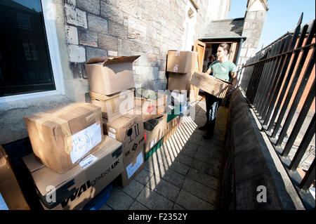 Exeter, Regno Unito. Decimo Sep, 2015. Le caselle sono puntato fuori durante la Exeter Calais raccolta di solidarietà per i rifugiati che vivono nella 'giungla' refguee camp in Calais Credito: Clive Chilvers/Alamy Live News Foto Stock