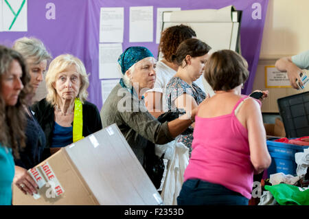 Exeter, Regno Unito. Decimo Sep, 2015. Volontari in azione durante la Exeter Calais raccolta di solidarietà per i rifugiati che vivono nella 'giungla' refguee camp in Calais Credito: Clive Chilvers/Alamy Live News Foto Stock