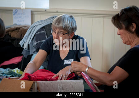 Exeter, Regno Unito. Decimo Sep, 2015. Volontari il riempimento di scatole con donato indumenti durante la Exeter Calais raccolta di solidarietà per i rifugiati che vivono nella 'giungla' refguee camp in Calais Credito: Clive Chilvers/Alamy Live News Foto Stock