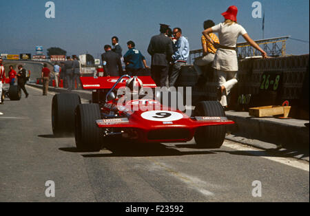 Chris Amon in un marzo Cosworth 701 ai box, il GP di Spagna a Jarama 14 Aprile 1970 Foto Stock