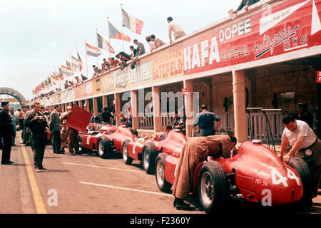 Phil Hill con Leica camera sulla sinistra, Ferrari D50s Box, il GP di Francia a Reims 1 Luglio 1956 Foto Stock