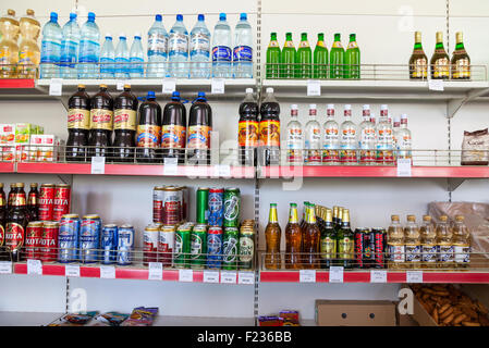 Vetrina con diverse bevande presso il negozio di alimentari nel villaggio russo Foto Stock