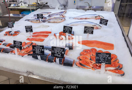 Pesce crudo pronto per la vendita nel supermercato Metro Foto Stock