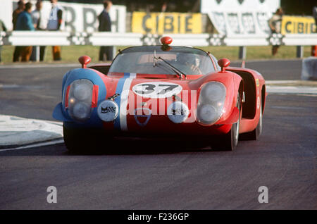 37 Teddy Pilette Rob Slotemaker Alfa Romeo T33 nella chicane Ford appena prima dei box Le Mans 29 Settembre 1968 Foto Stock