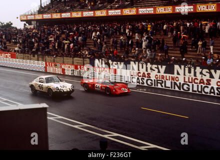 66 Claude Swietlik Jean-Claude Lagniez Porsche 911, 44 Clive Baker Digby Martland Chevron B16 BMW Le Mans 14 Giugno 1970 Foto Stock