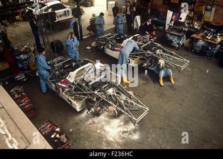 Preparazione in garage affittati di 4 Juergen Barth e Jacky Ickx Porsche 936, vincitori di Le Mans 11 Giugno 1977 Foto Stock