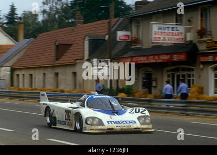 202 Takashi Yorino, Will Hoy e Hervé Regout Mazda 767 a Les Hunaudieres sul rettilineo di Mulsanne Le Mans 12 Giugno 1988 Foto Stock