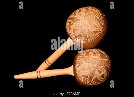 Maraca cubano agitatori musicali su sfondo nero Foto Stock